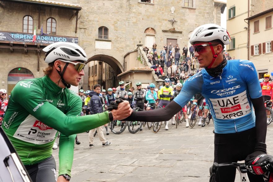 Saluti dalla Toscana, la terza frazione della Corsa dei Due Mari approda in Abruzzo e si avvicina all&rsquo;Adriatico.