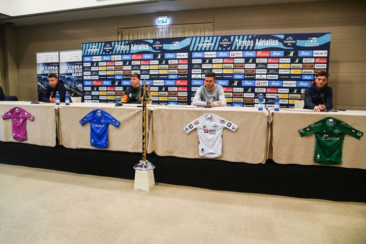 La prima tappa della Corsa dei Due Mari  torna a affascinare il pubblico di Lido di Camaiore.