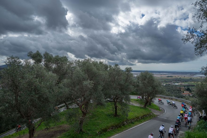 Tirreno-Adriatico edizione 60: emozioni e colori anche nella prima tappa in linea