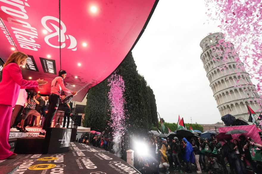 Il Giro d&rsquo;Italia 108 torna a Pisa e da spettacolo, nonostante tutto.